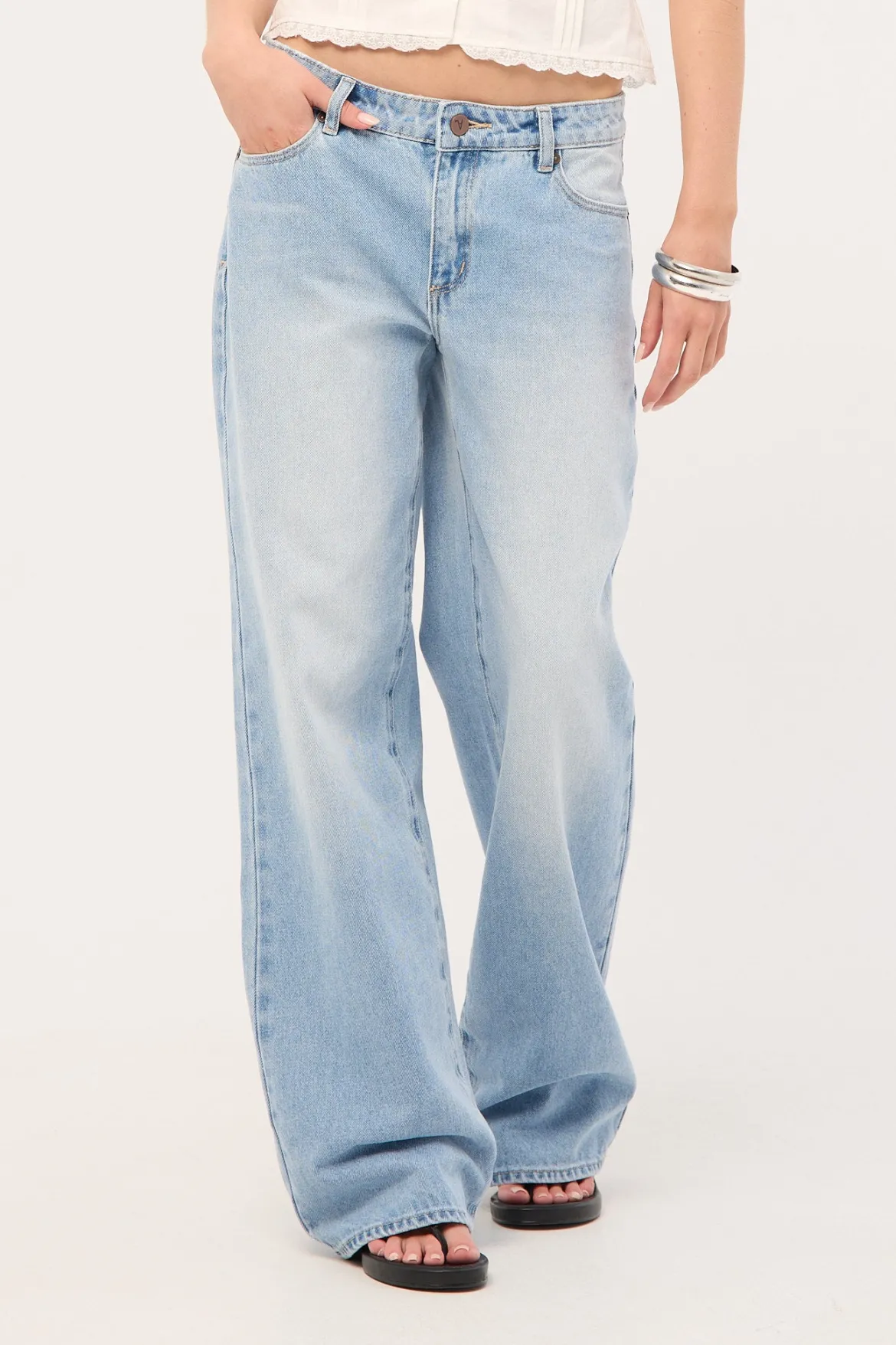 99 Low Baggy Jean Kaia Worn Light Blue