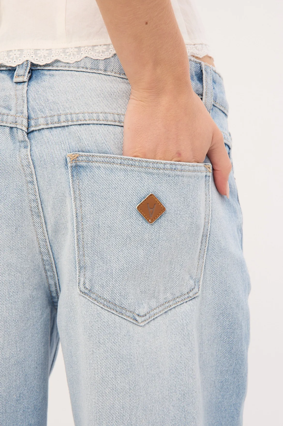99 Low Baggy Jean Kaia Worn Light Blue