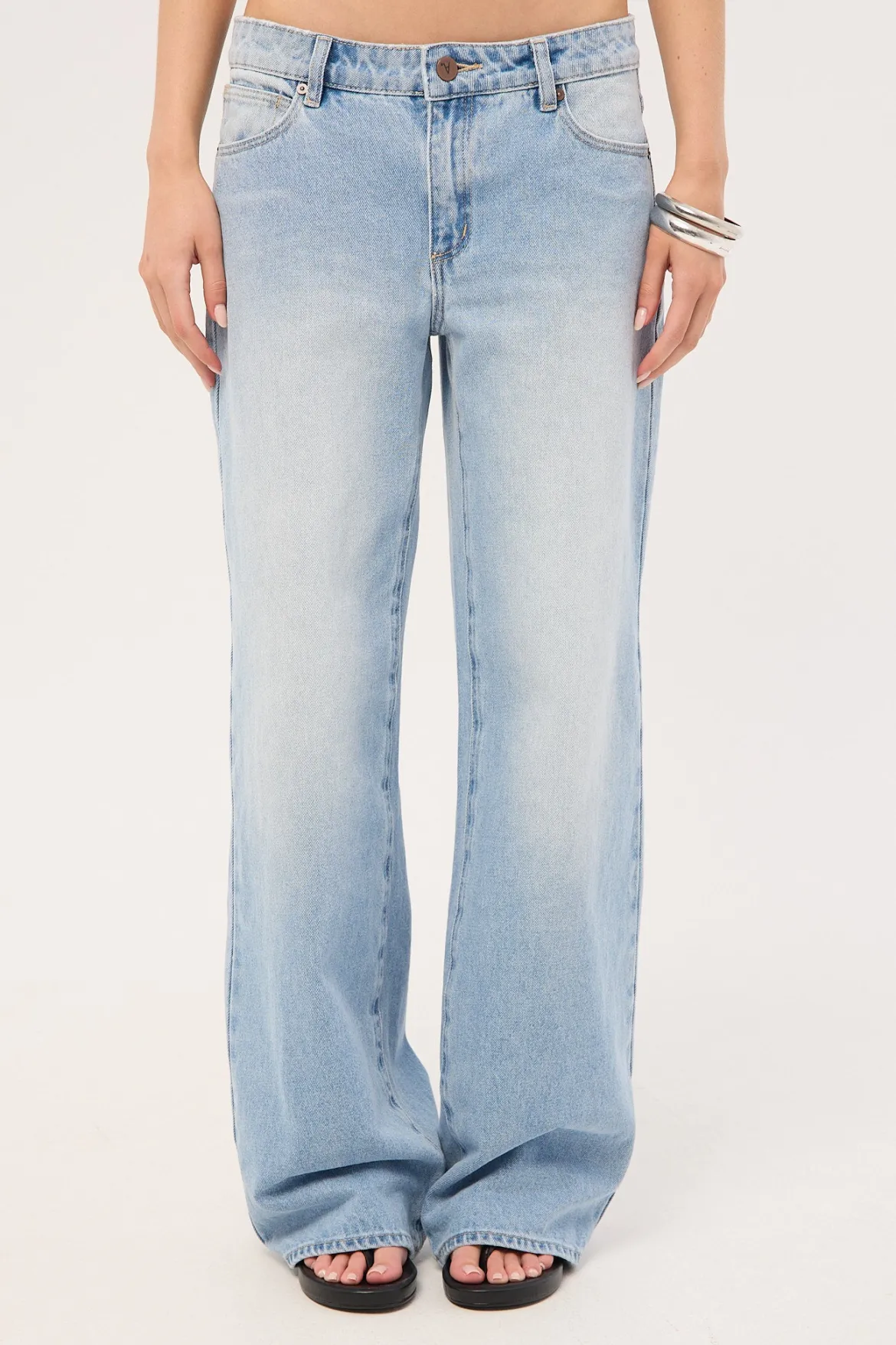 99 Low Baggy Jean Kaia Worn Light Blue