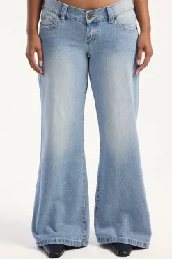 00 Wide Low Rise Jean Kaia Worn Blue