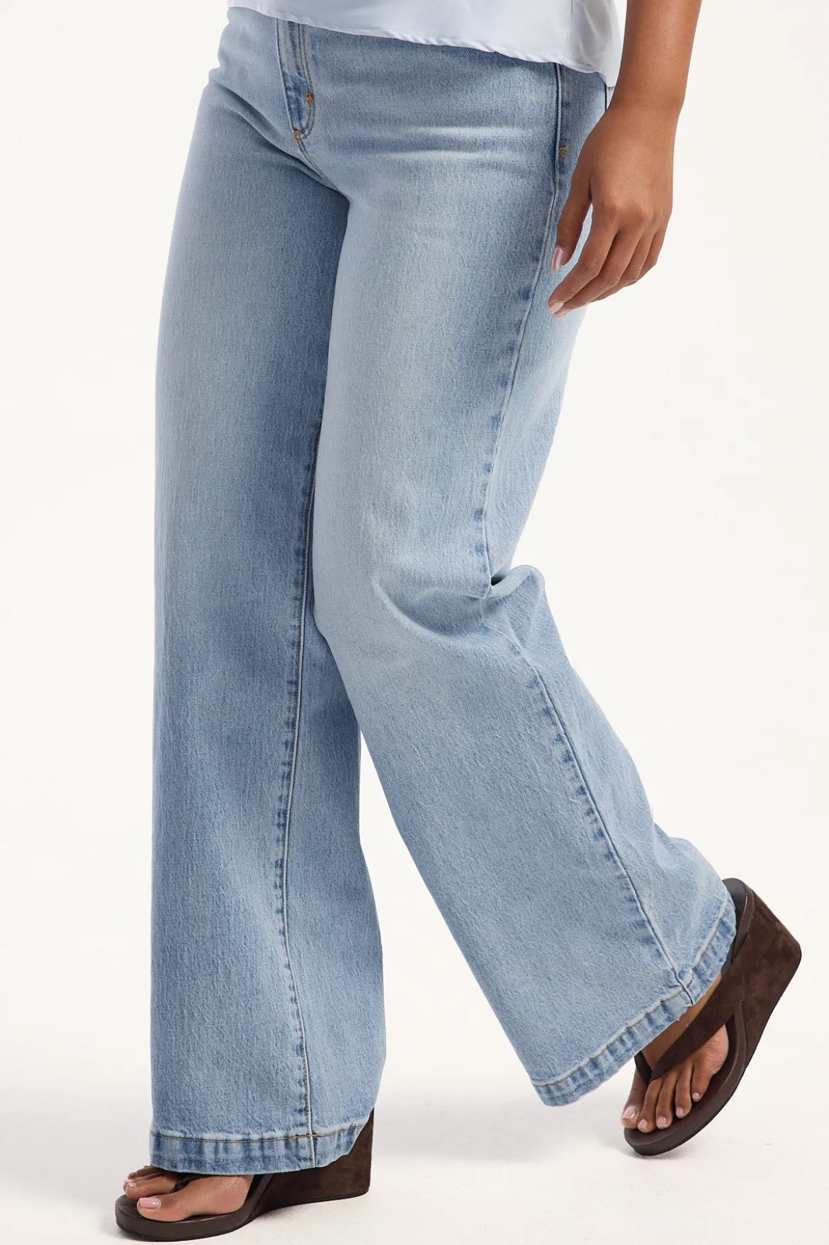 A 94 High Waisted Wide Jean Jessie Blue