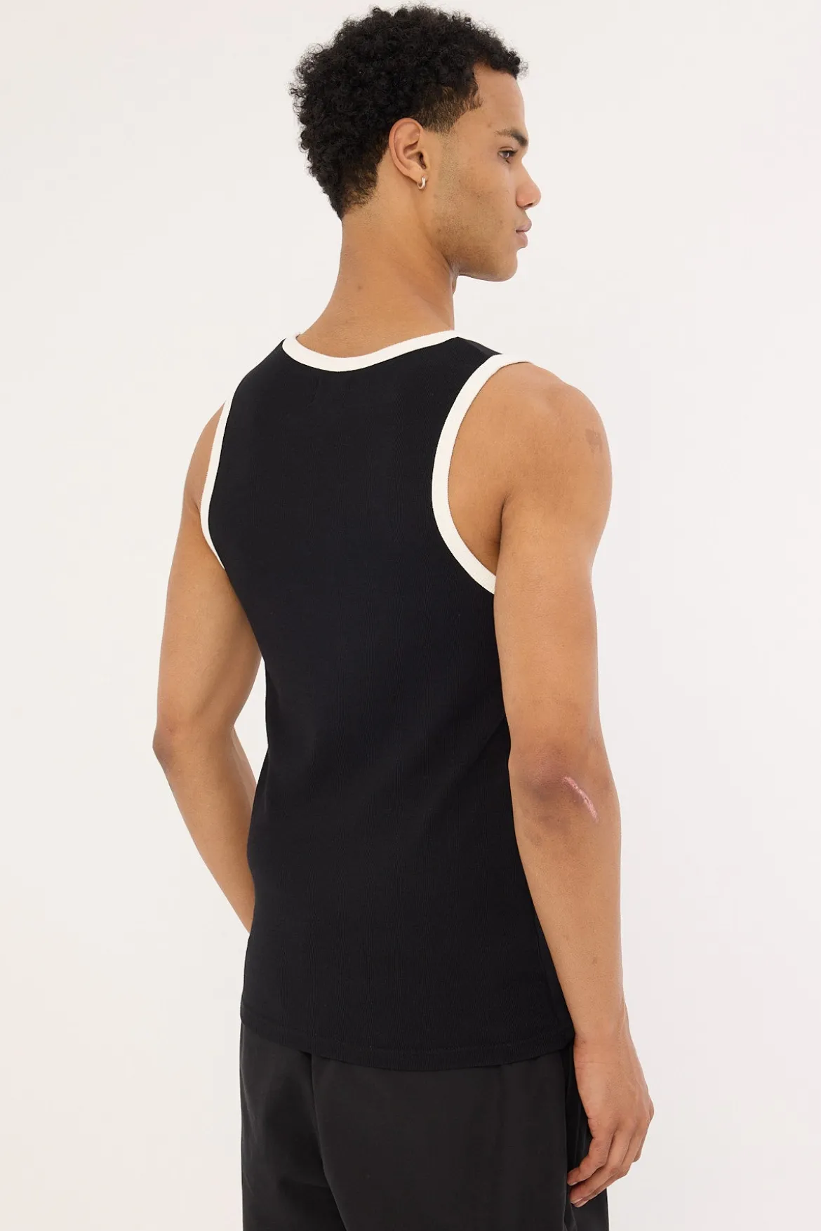Contrast Bind Scoop Singlet Tank Black/White