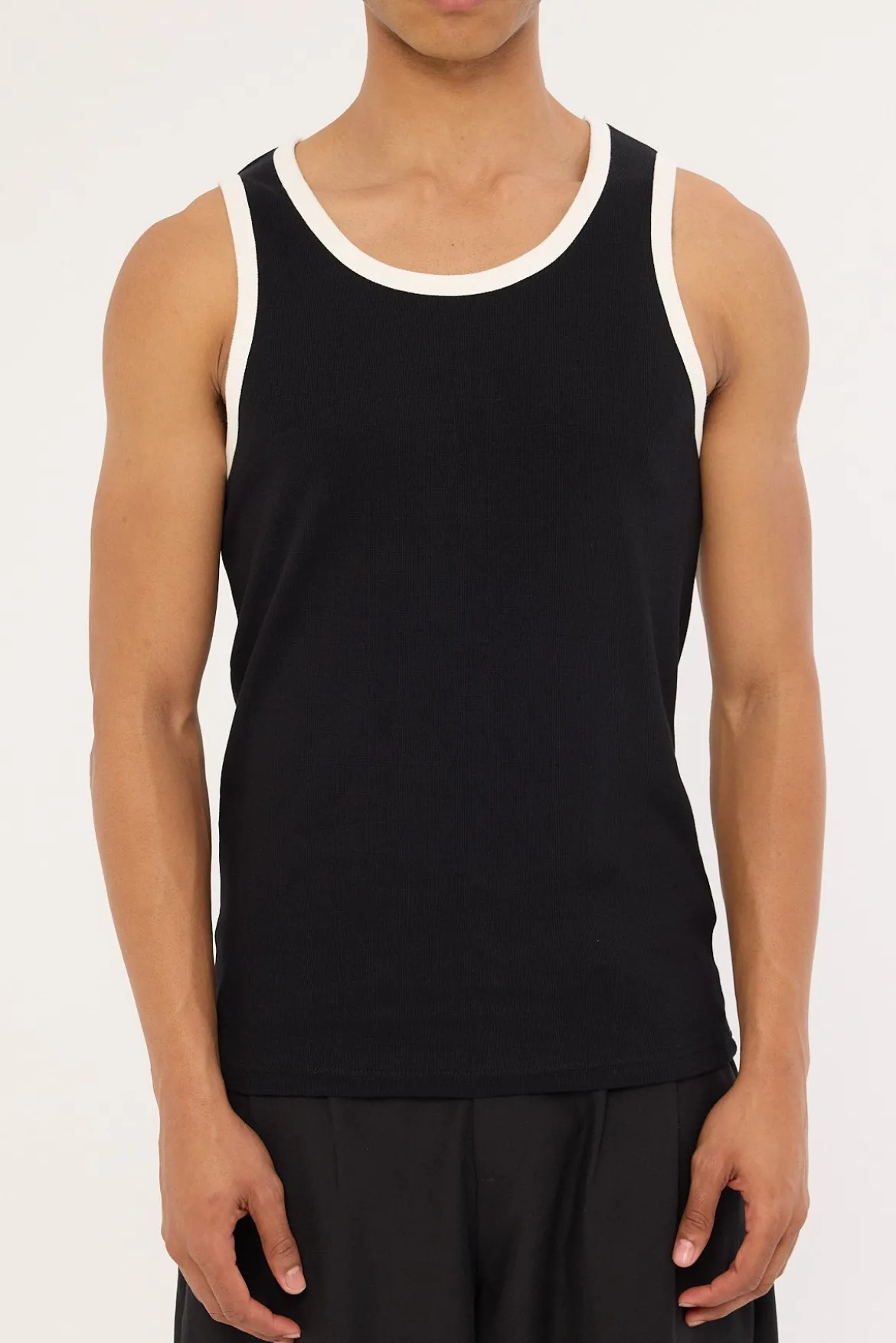 Contrast Bind Scoop Singlet Tank Black/White