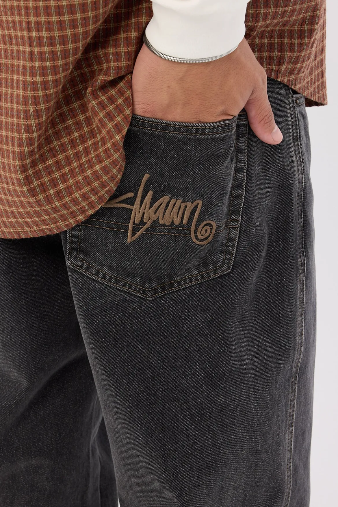 Emb Denim Standard Jean Faded Black