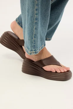 Frame Thong Wedge Slide Chocolate Smooth PU