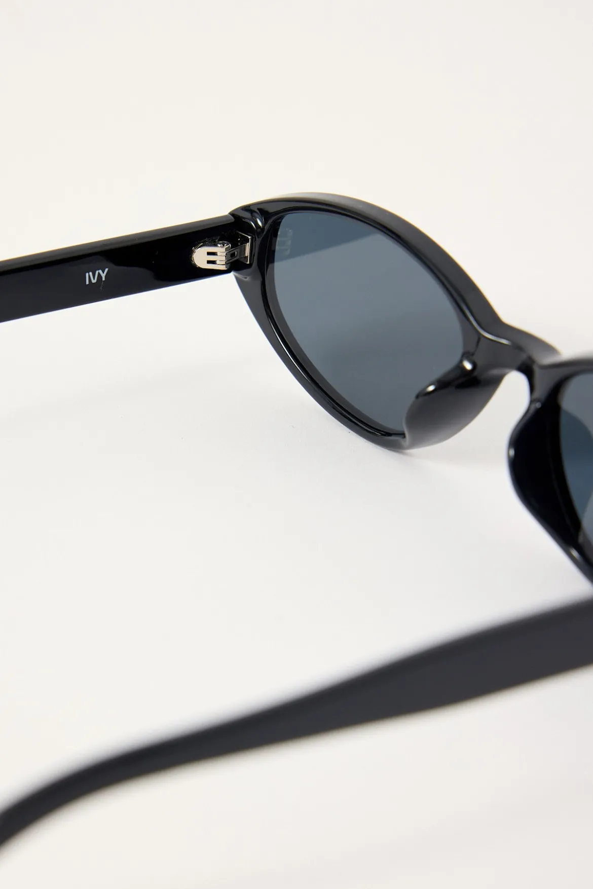Ivy Black Black