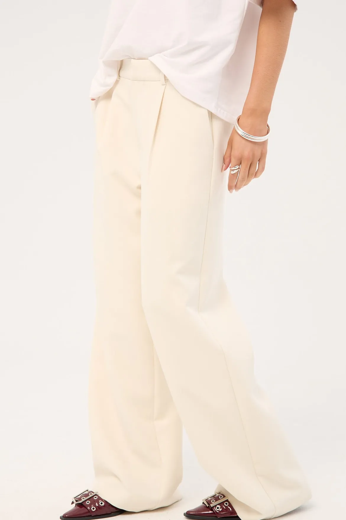 Lupa Mid Rise Pleated Pant Cream